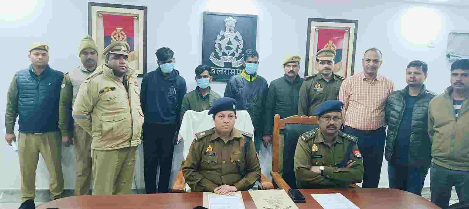 पुलिस टीम के साथ पकड़े गए लुटेरे