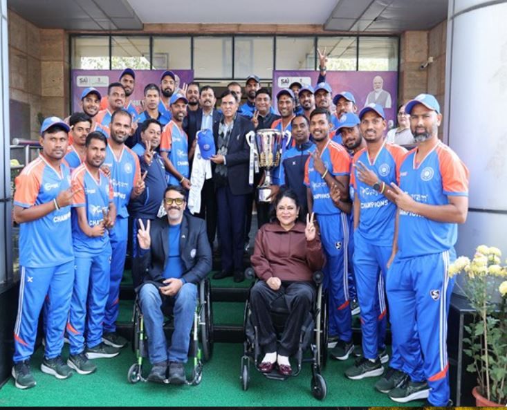 Sports Minister Mansukh Mandaviya with (PD) Cricket Team