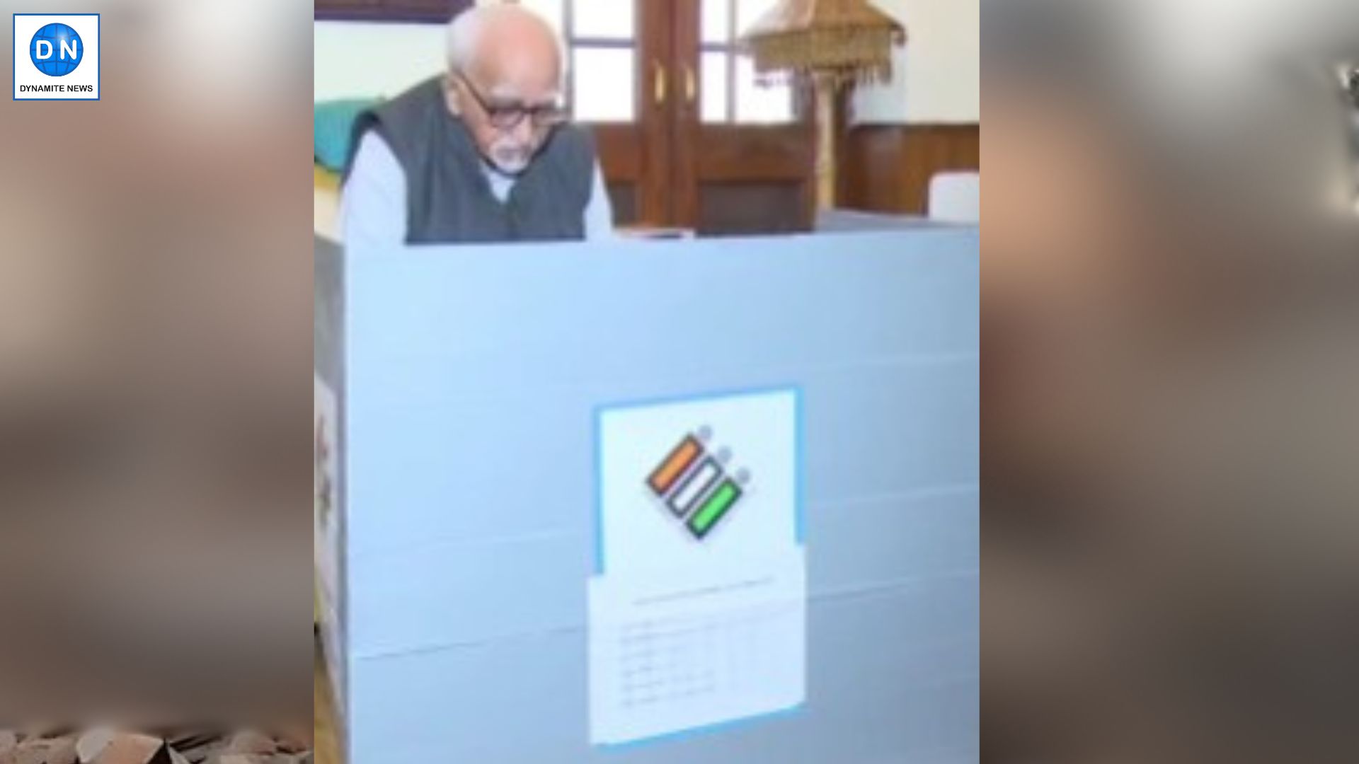 Ex- Vice-President Hamid Ansari casts vote at his residence