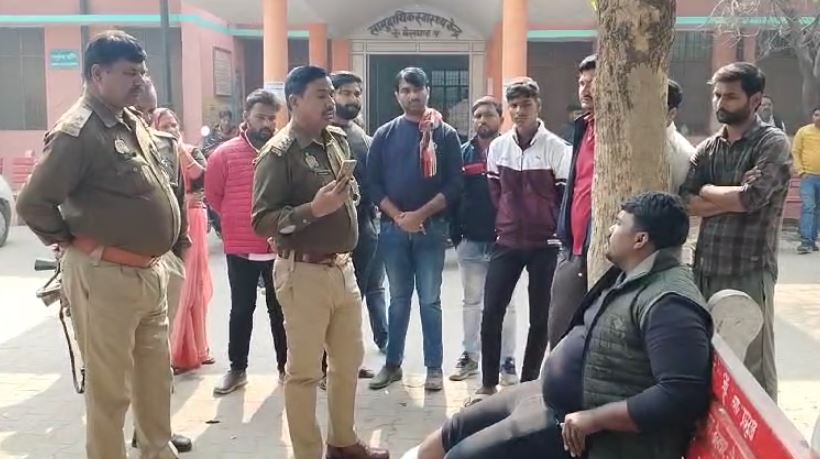 घायल युवक से बात करती पुलिस