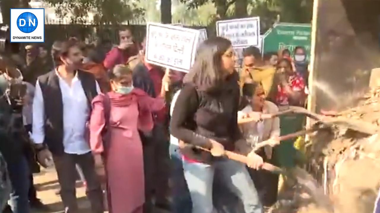 Swati Maliwal dumps garbage outside Kejriwal's residence