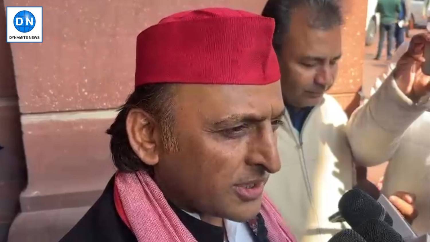 SP Chief Akhilesh Yadav slams the Centre