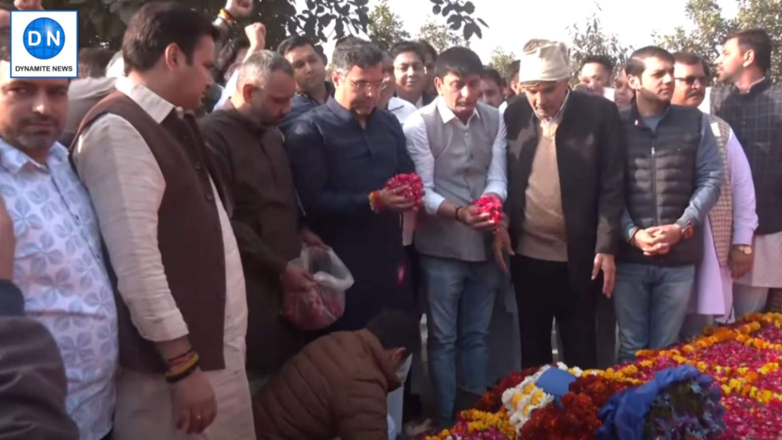 Parvesh Verma pays floral tributes to father at his 'Samadhi'