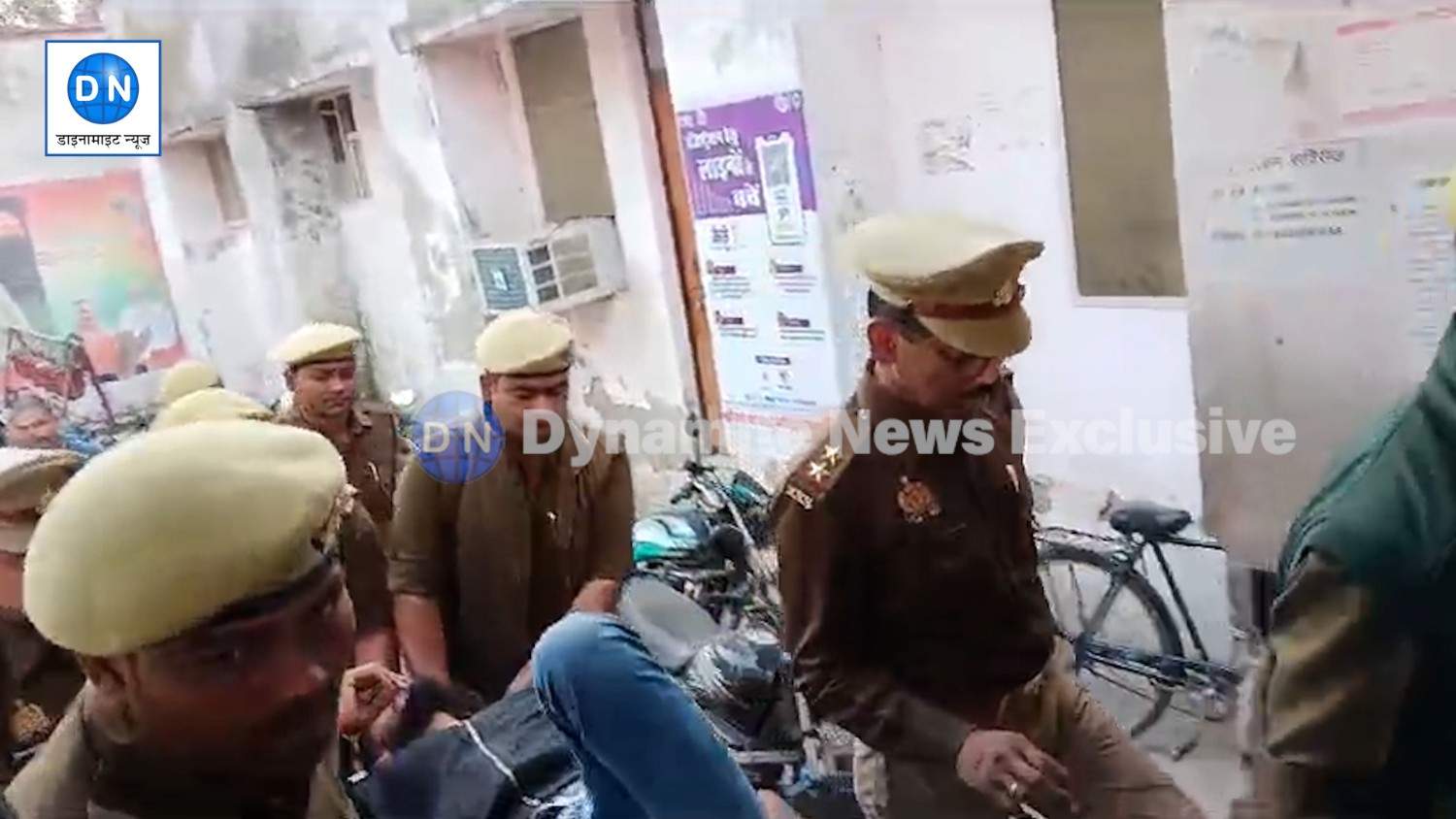 घायल को अस्पताल ले जाती पुलिस