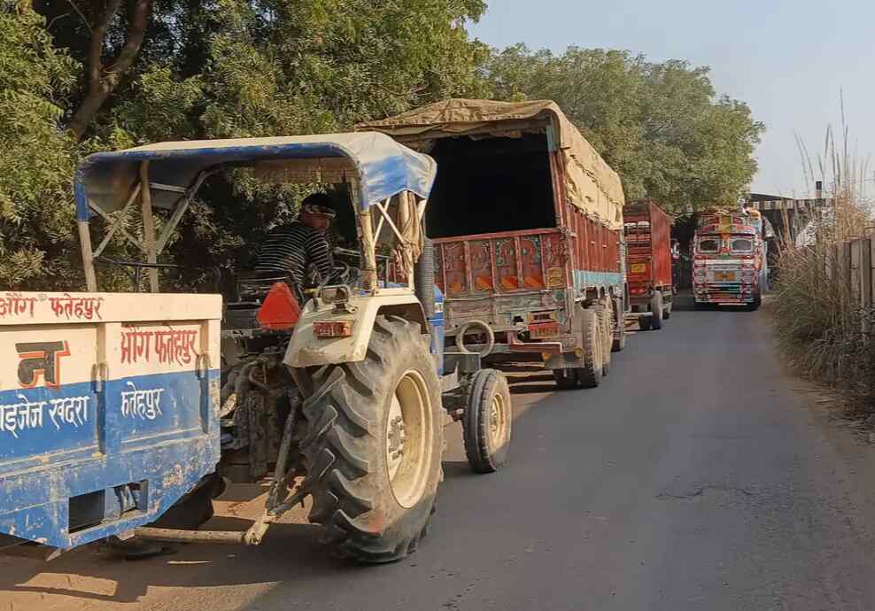 ट्रक फसने से एक तरफ़ का यातायात पूरी तरह बाधित रहा