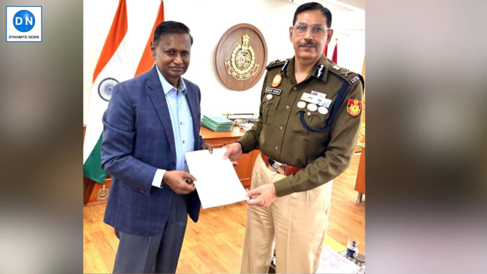 Udit Raj hands over complaint to Delhi Police Commissioner