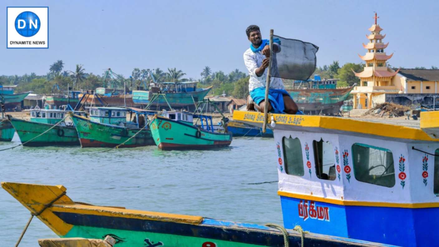 SL Navy arrests 12 Indians, confiscates 5 boats