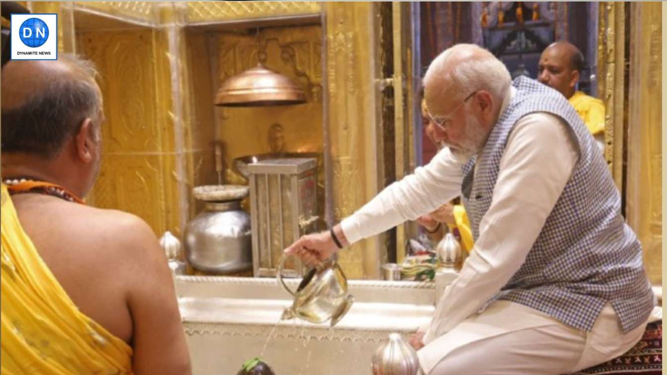 PM Narendra Modi offering prayer at Kashi Vishwanath Temple