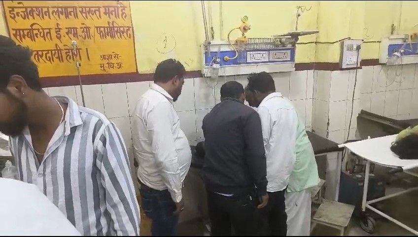 अस्पताल में उपस्थित परिजन