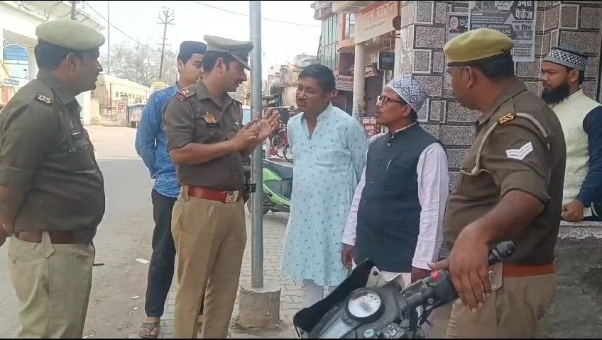 मस्जिदों के बाहर समझाते पुलिस कर्मी