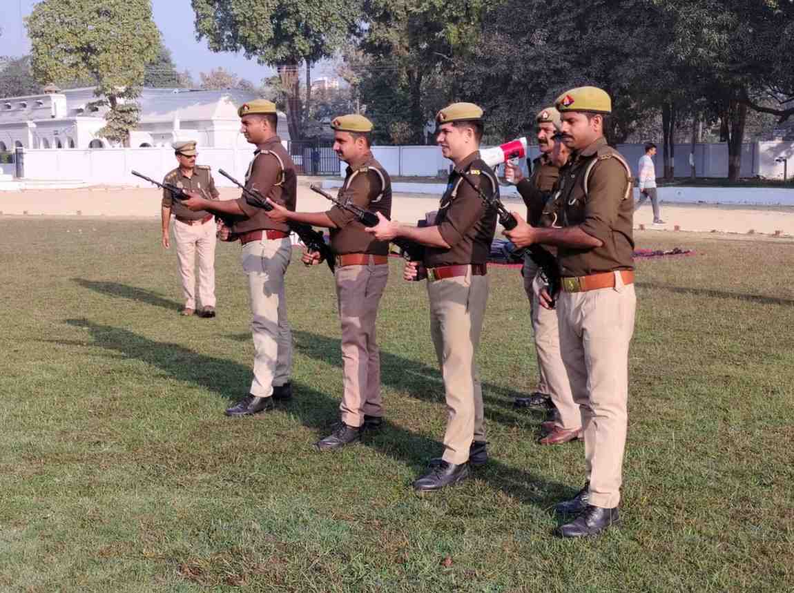 रिहर्सल करते पुलिसकर्मी