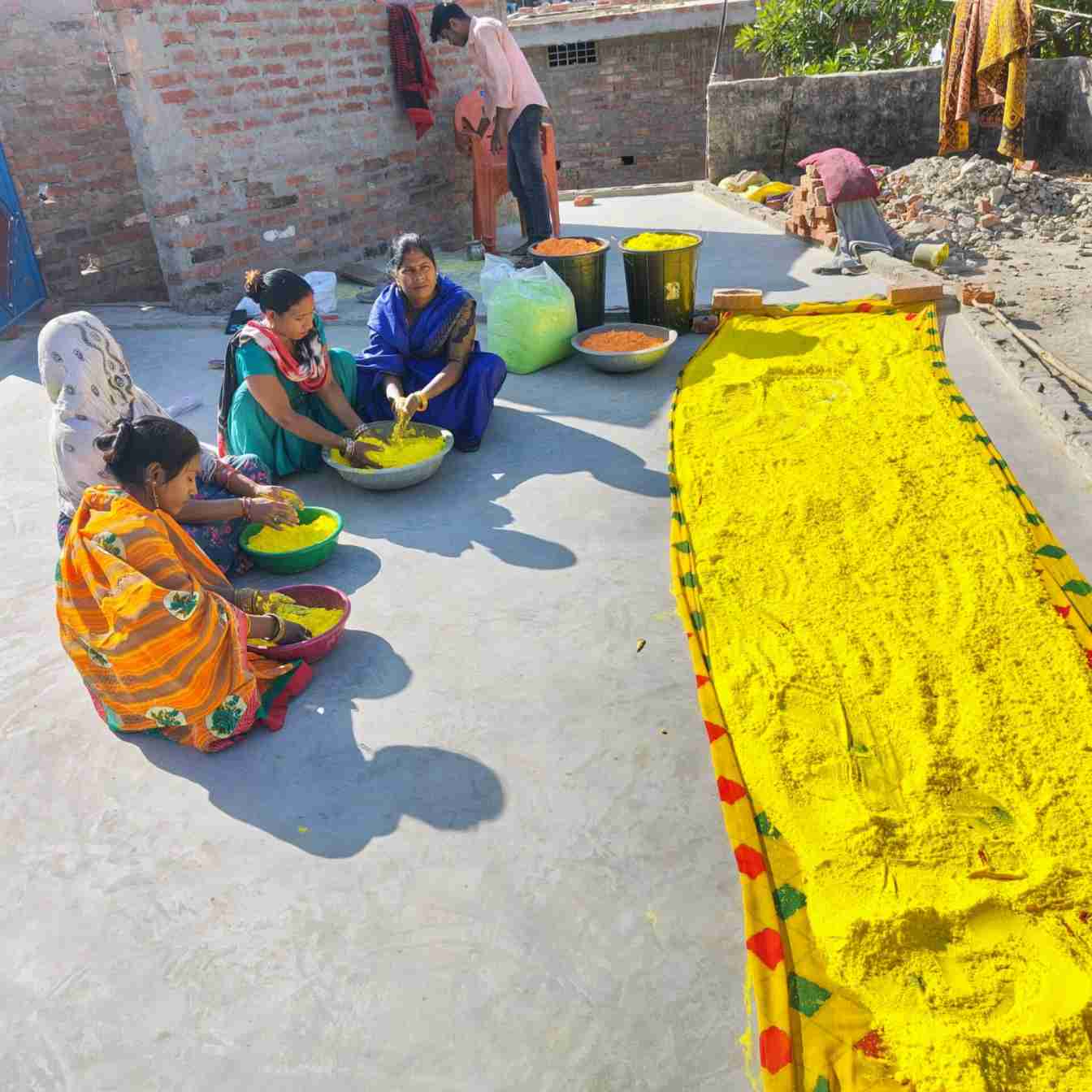 हर्बल गुलाल तैयार करती महिलाएं