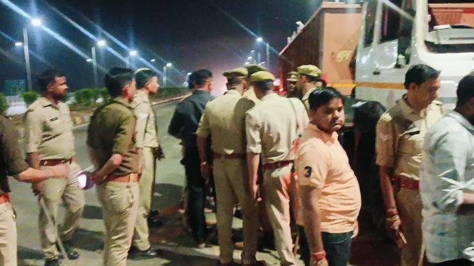 हादसे के बाद गुस्साए लोगों से बात करते हुए पुलिसकर्मी